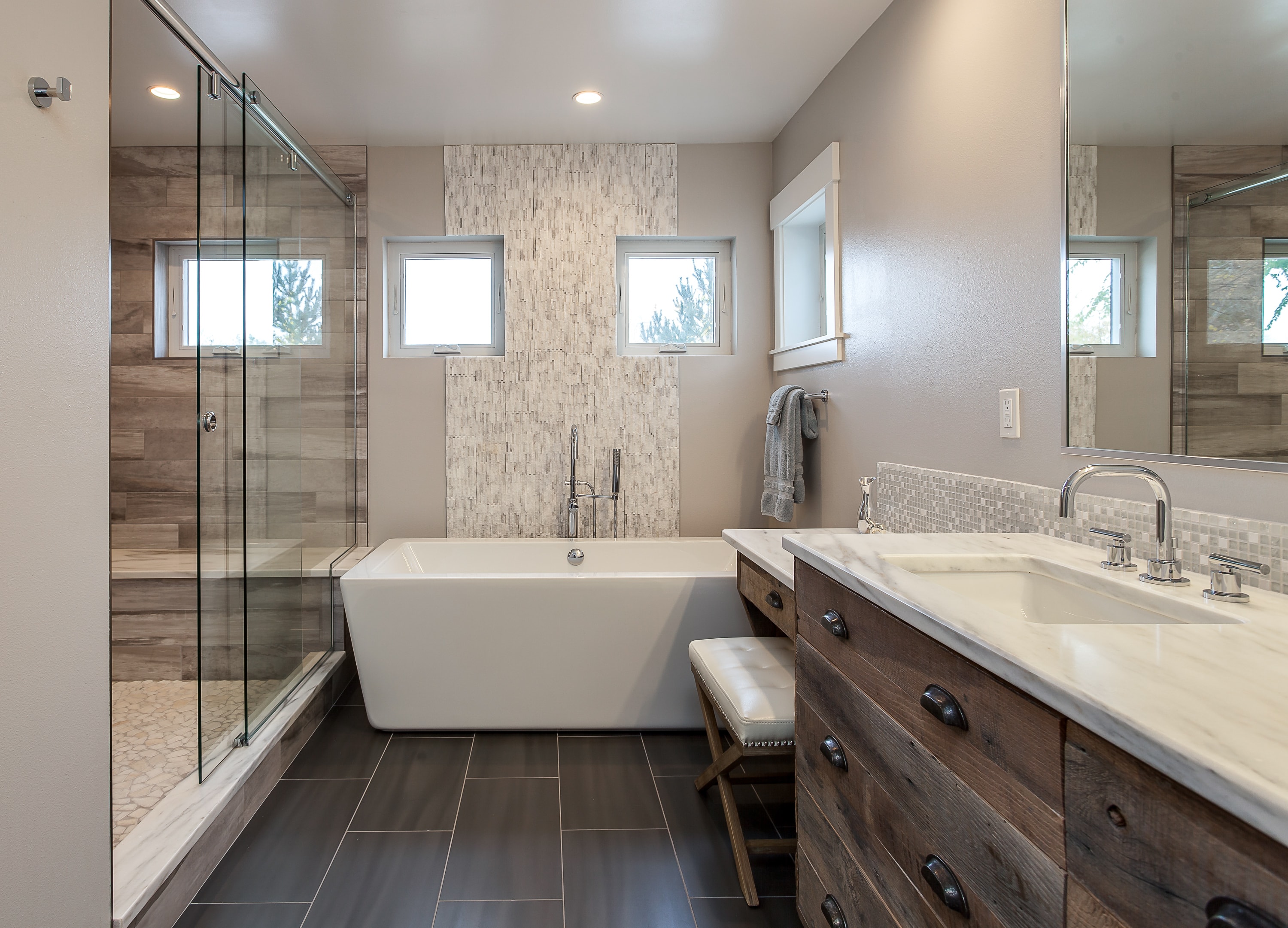 Дизайн ванной 2024 год. Уютная ванная комната. Ванна с окном в частном доме. Санузел с окном. Ванная комната с окном в частном.